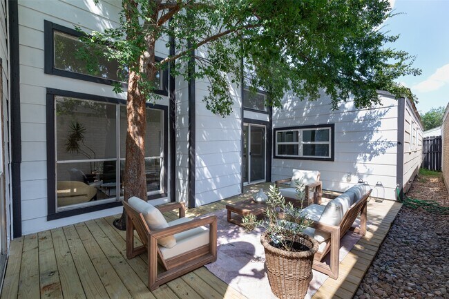 Building Photo - 2019 Wilcrest Dr