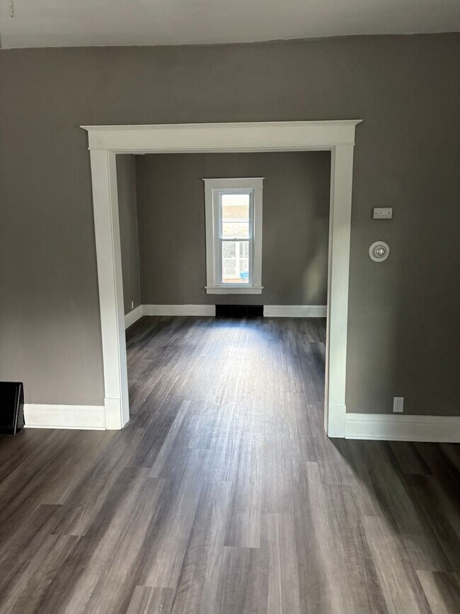 Building Photo - Recently remodeled 2 BR house