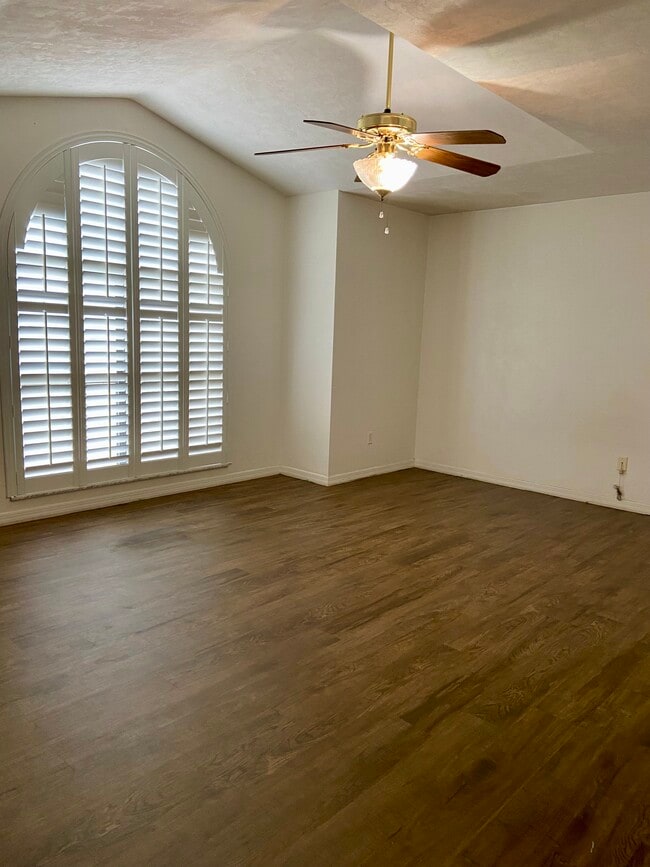 Building Photo - 236 SW Stanley Ct