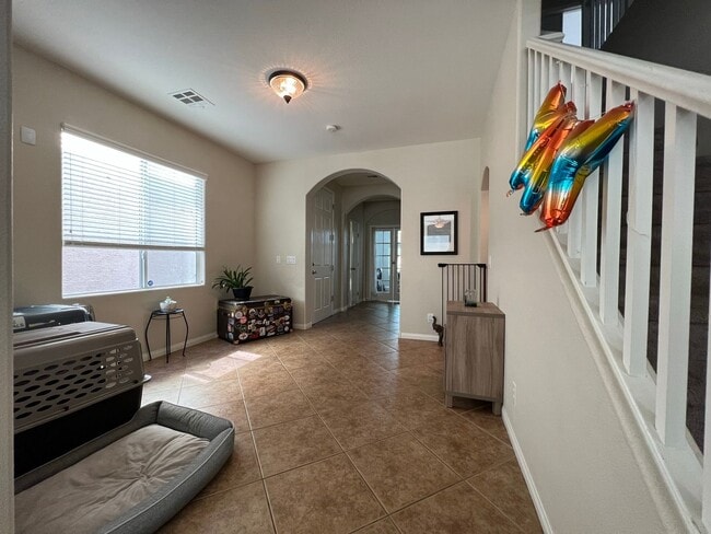 Building Photo - ABSOLUTELY AMAZING! Large 4 bedroom 2 stor...