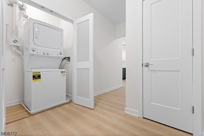 Building Photo - 321 E 3rd St