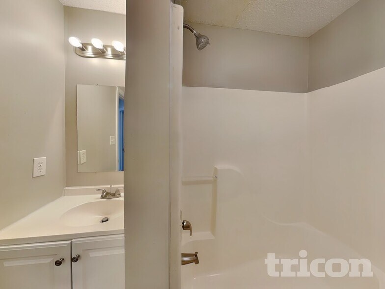 Building Photo - 535 Railway Pl SW