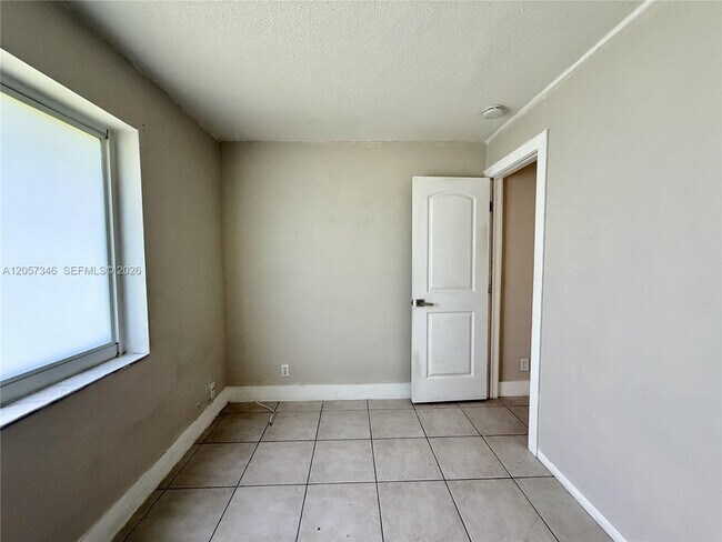 Building Photo - 320 Holloway Dr