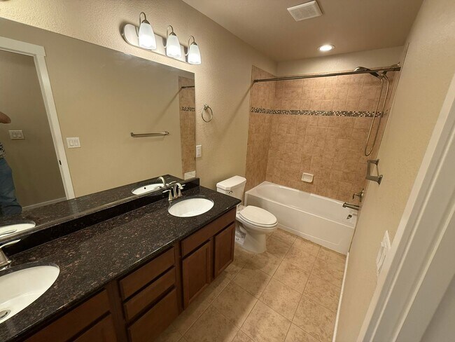 Building Photo - Spacious Modern 5-Bedroom Ranch Home in Hi...