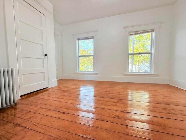 Building Photo - 10 Spruce Ave