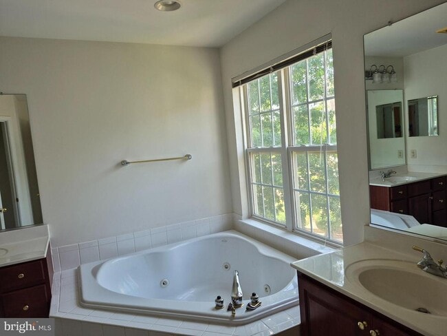 Building Photo - 11701 Fair Oaks Way