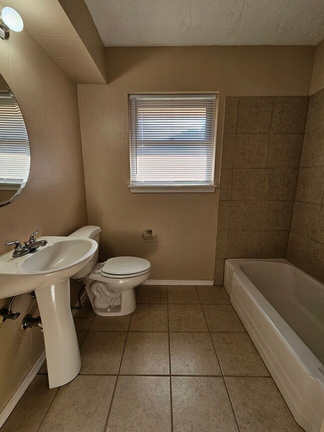 Building Photo - (3) Bed/(1.5) Bath in Core Norman Avail No...