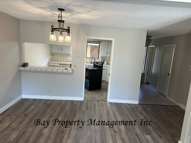 Building Photo - Gated Willowood condo with 3 bedrooms, 2 1/2 baths