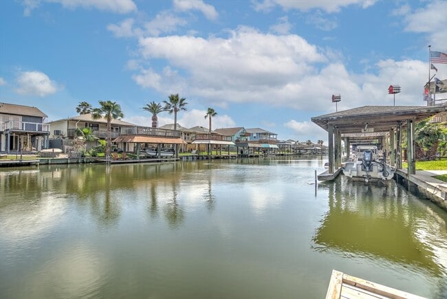 Building Photo - 505 Pompano St