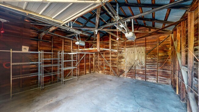 Building Photo - Charming 2 bedroom 1.5 bath plus office ho...