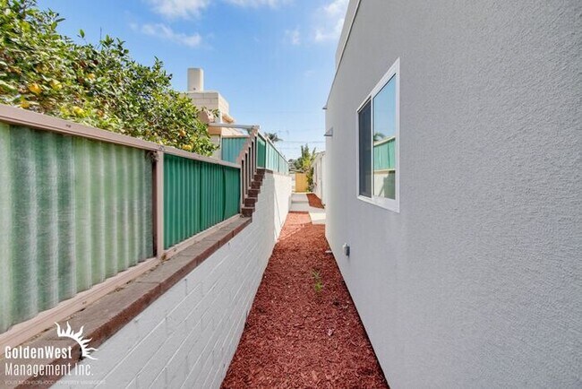Building Photo - Beautifully Updated 1Bdm 1Ba Apartment with Private Rooftop Deck & Stunning Views!