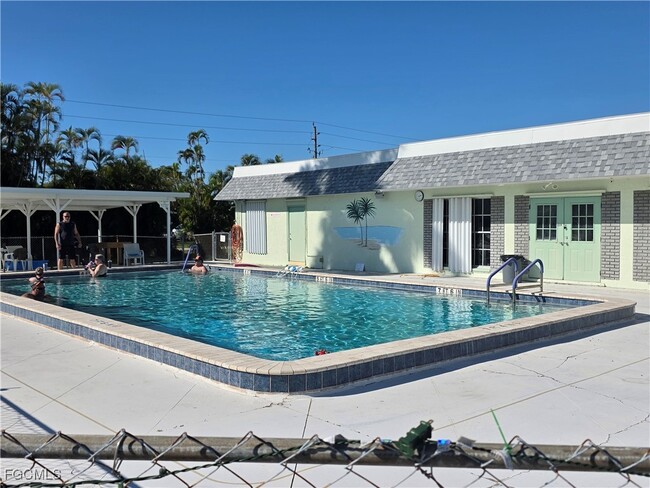 Building Photo - 101 Oak Ln