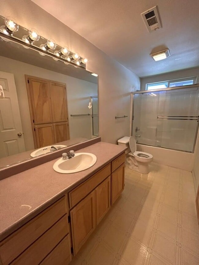 Building Photo - 3 Bedroom 2 Bath Home with a 2 Car Attached Garage