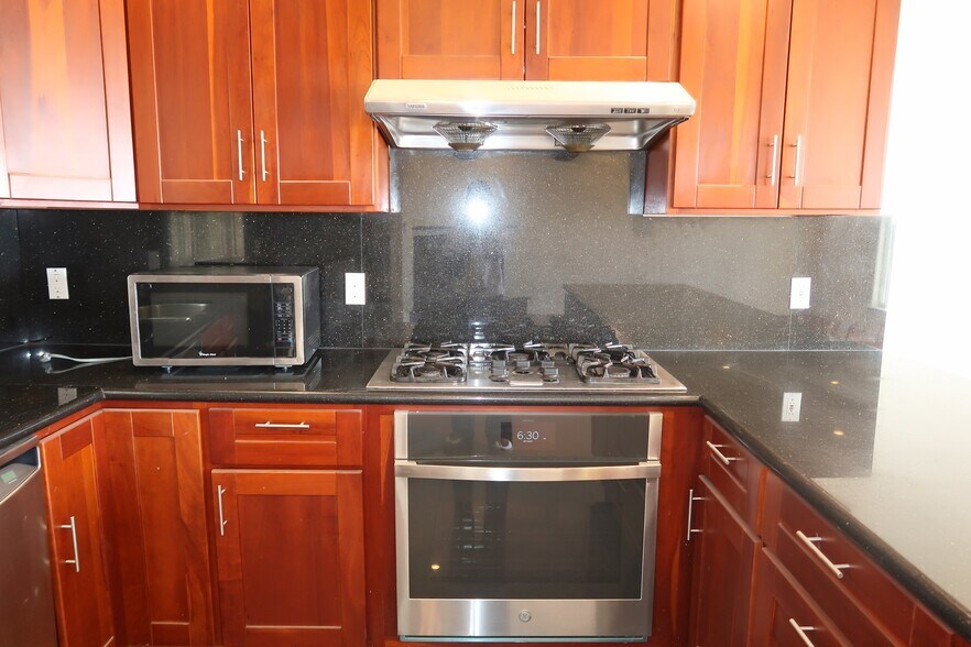 Building Photo - 5032 Anza St