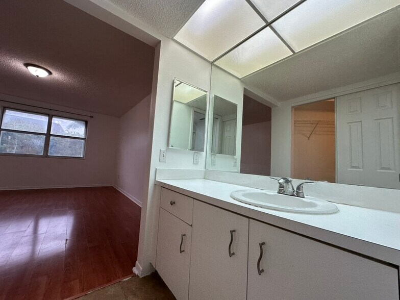 Building Photo - 2605 SE 19th Ct