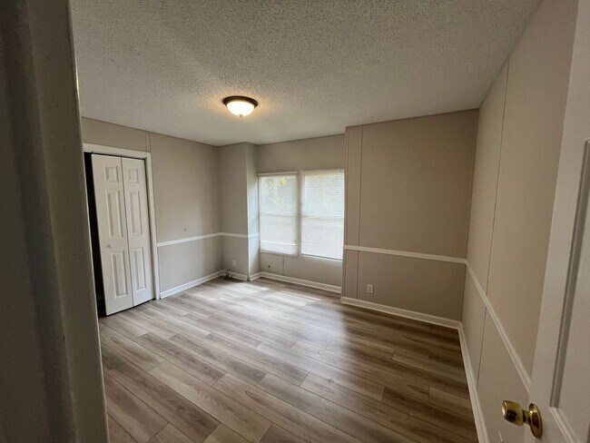 Building Photo - Colony Oaks Homes