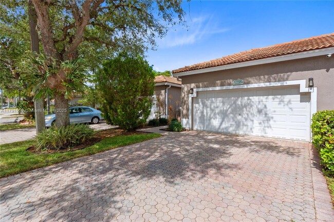 Building Photo - 2561 E Aragon Blvd