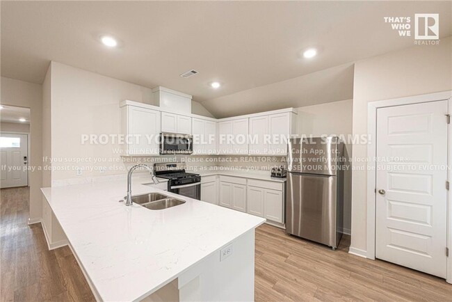 Building Photo - 3801 Pinecrest St