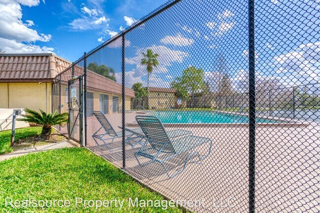 Building Photo - 40 Windtree Ln