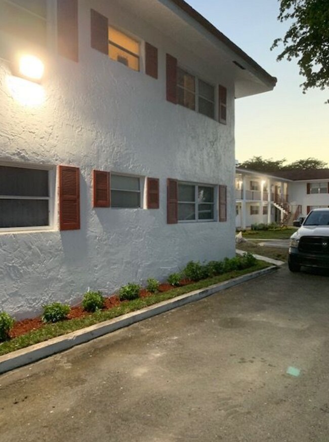 Interior Photo - 10120 NW 36 St