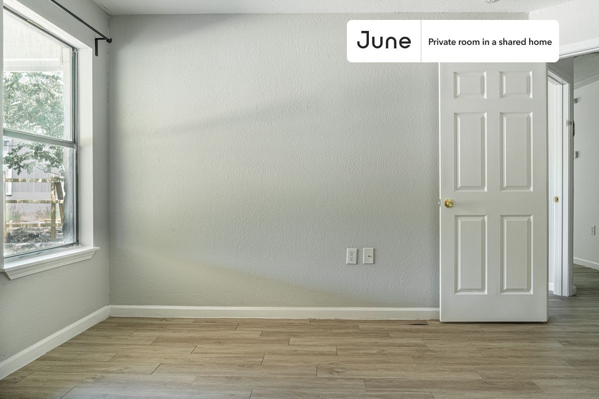 Building Photo - Private bedroom in 3 bed/2 bath Home