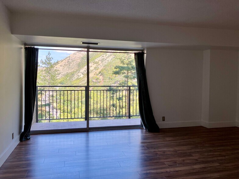 Building Photo - 875 Donner Way