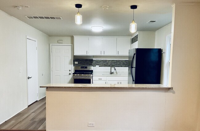 Building Photo - 4541 S Lowe Ave