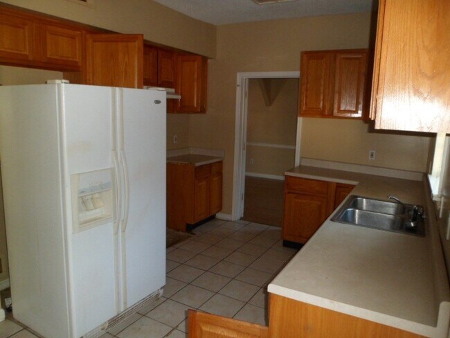 Building Photo - 2225 Pratt St