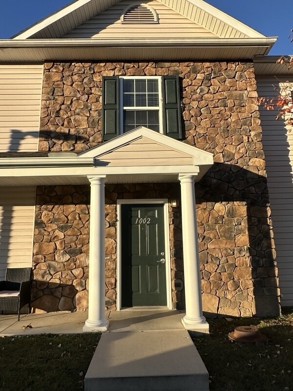Building Photo - 1001 Hot Point Ave