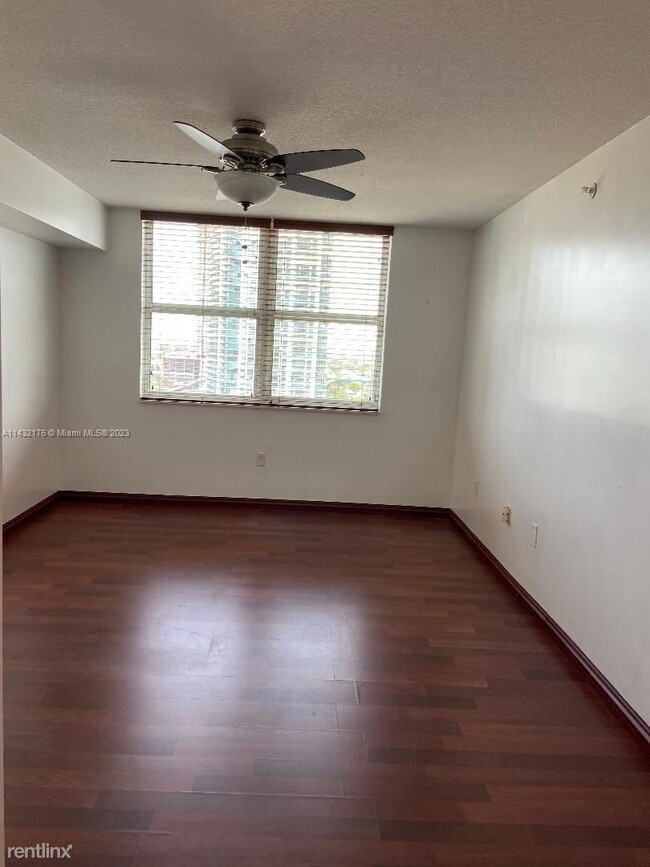 Building Photo - 1 br, 1 bath Condo - 31 SE 5th St Apt 2103