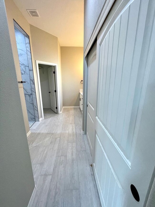 Building Photo - Beautiful 3 Bedroom Home on Desert Lakes Golf Course!