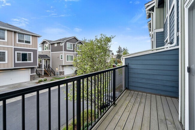 Building Photo - Spaciously Modern Tri Level Townhome for Rent in North Everett