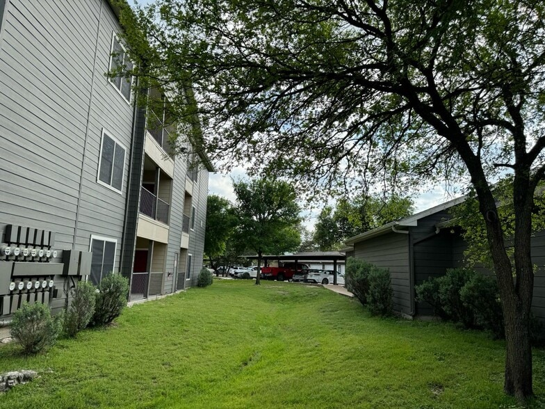 Building Photo - 2320 Gracy Farms Ln