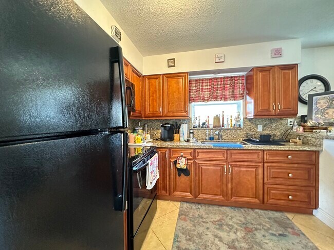 Building Photo - 4731 NE 21st Ter