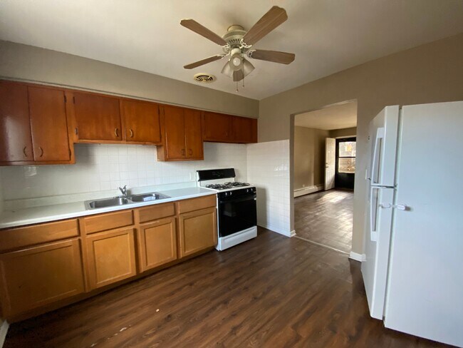 Building Photo - 2618 W Cornelia Ave