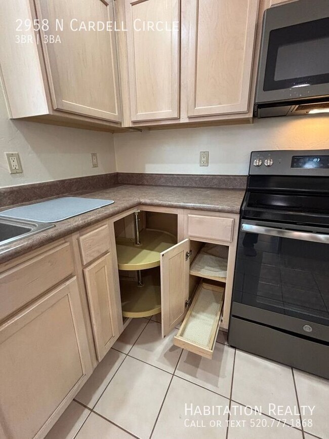Building Photo - 2958 N Cardell Cir