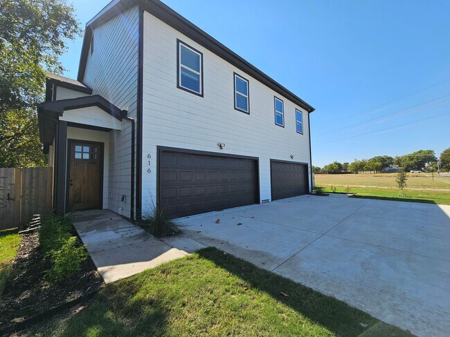 Building Photo - Available now ready for immediate move in ...