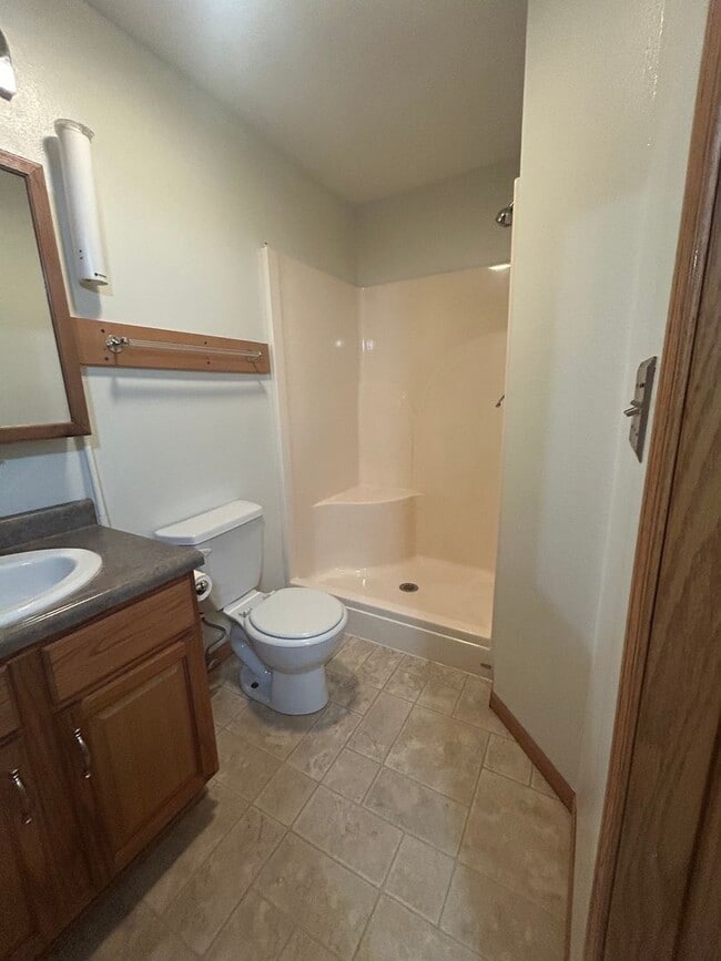 Building Photo - Spacious, corner lot 3-bedroom, 2-bath duplex in Iowa City