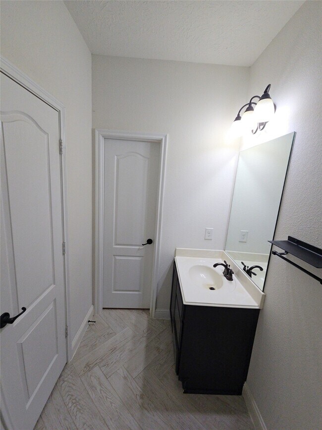 Building Photo - 16014 Peach Bluff Ln