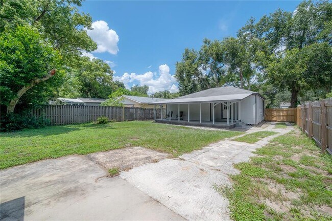 Building Photo - 1415 E Hanna Ave