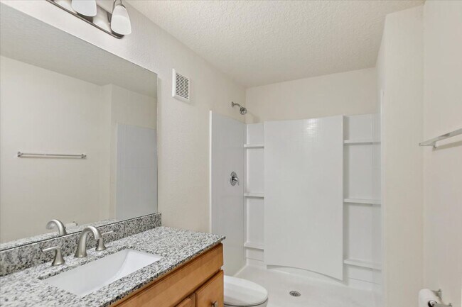 Building Photo - Spacious 2/2 Condo located in the highly s...