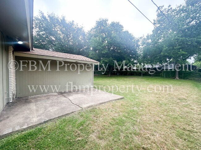 Building Photo - 713 Phillips Dr