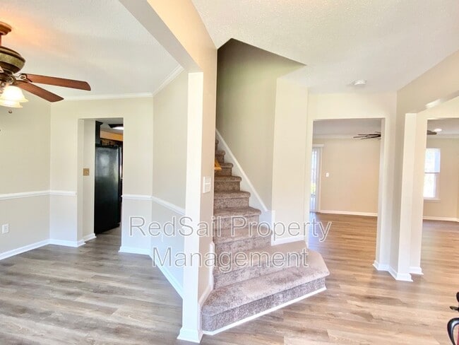 Building Photo - 1319 Pinecroft Ln