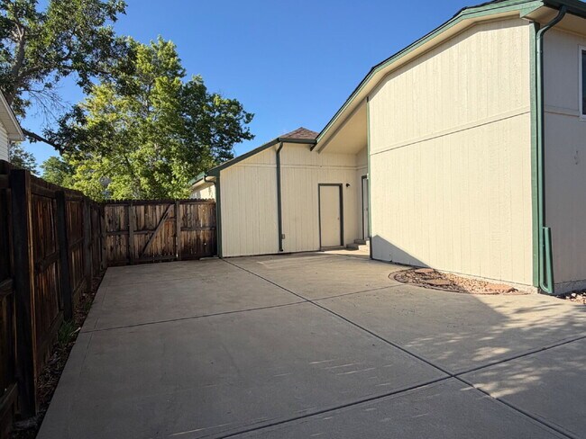 Building Photo - Spacious 4 bedroom, 3 bathroom home in the heart of Aurora is ready for immediate move in! Conven...