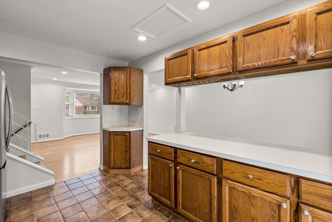 Building Photo - 3 Bed 3 Bath - Silver Spring Split Level -...