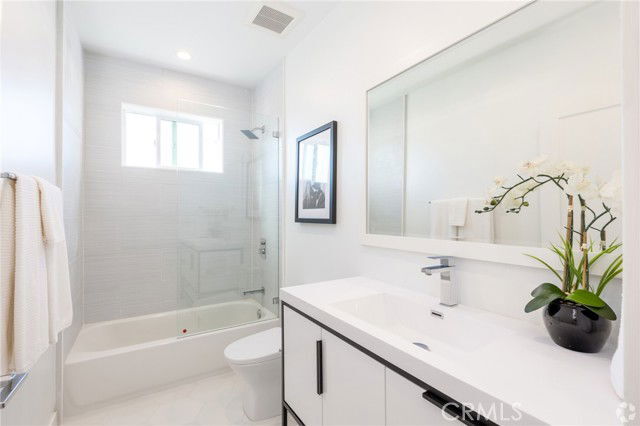 Building Photo - 5655 Hazeltine Ave