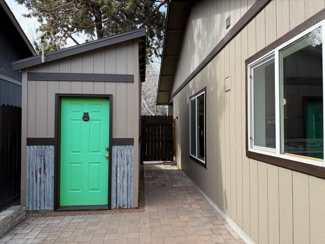 Building Photo - Fantastic 3 Bed/2 Bath Single Family Home in SE Bend