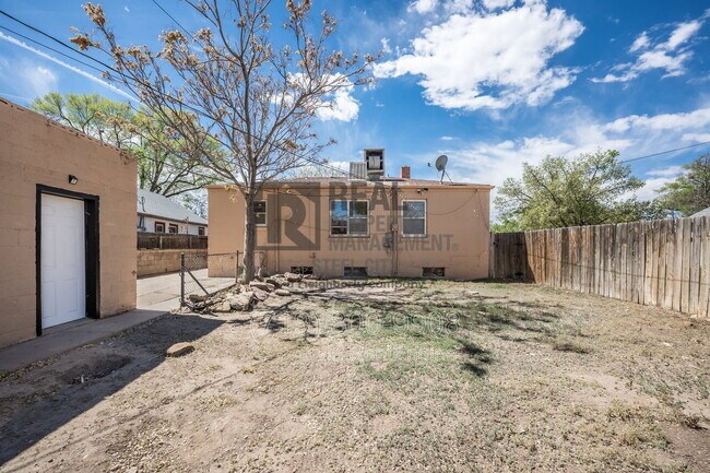 Building Photo - 909 W Evans Ave