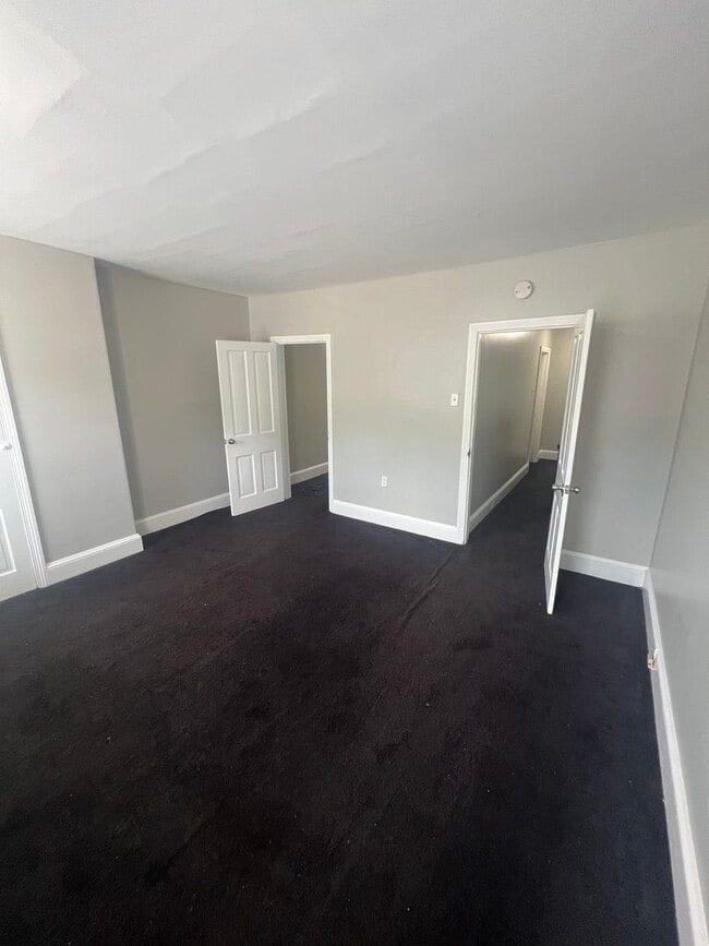 Building Photo - Bright 2-Bedroom with Spacious Bath & Priv...