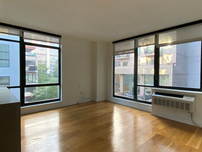 Primary Photo - 180 Nassau St